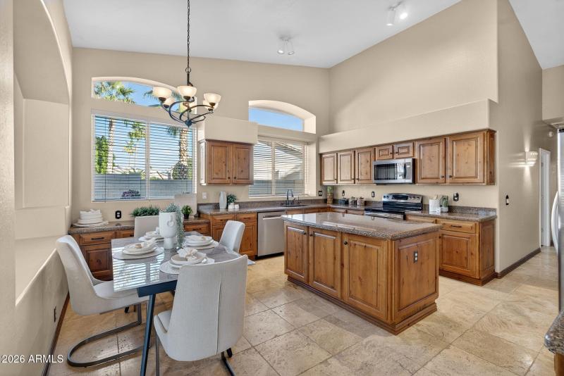 Kitchen & Eat-in Dining