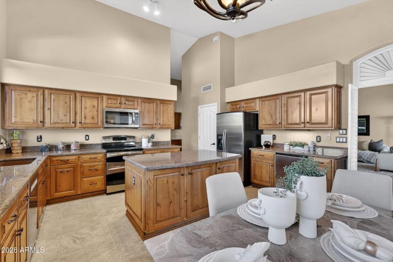 Kitchen & Eat-in Dining