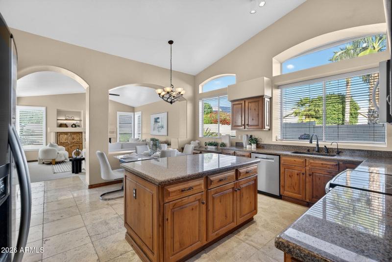 Kitchen & Eat-in Dining