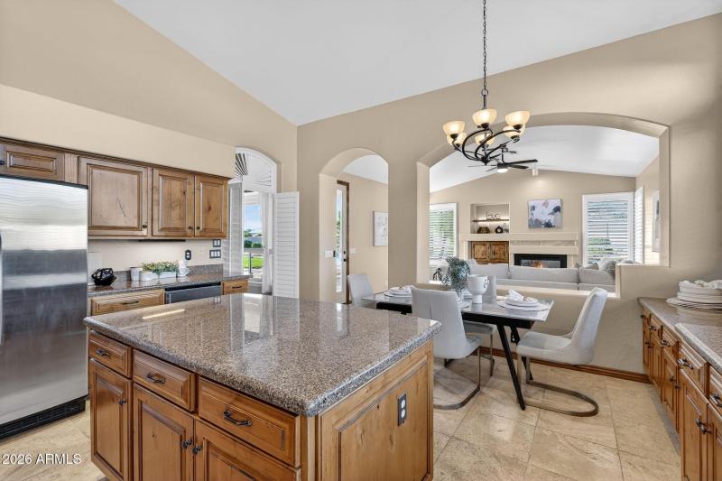 Kitchen & Eat-in Dining