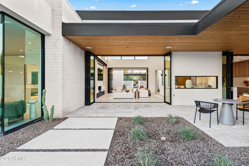 INDOOR/ OUTDOOR LIVING SPACES