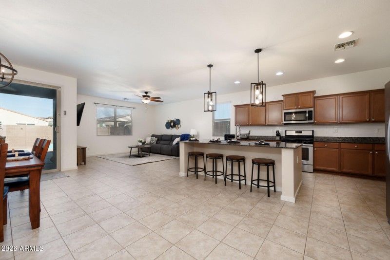 W Ganly Way (40010)-1