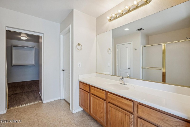 Main Bedroom's En-Suite