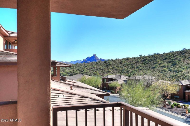 Covered Balcony-Red Mountain View