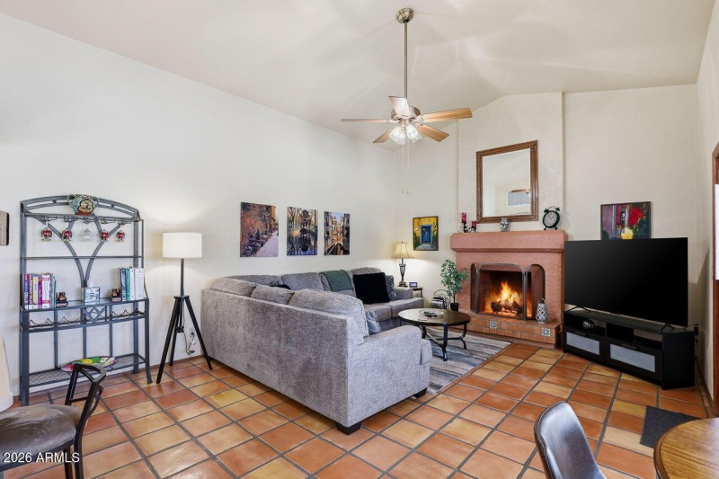 Calle de Arcos family room