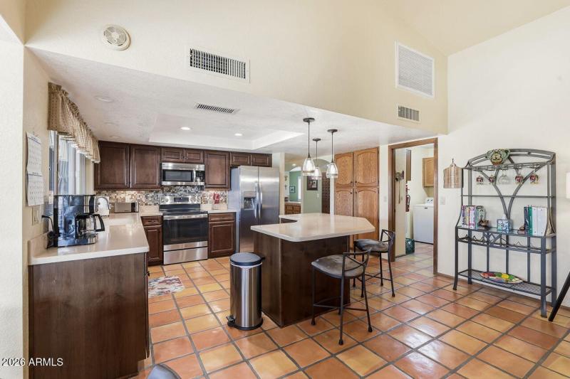 Calle de Arcos island kitchen