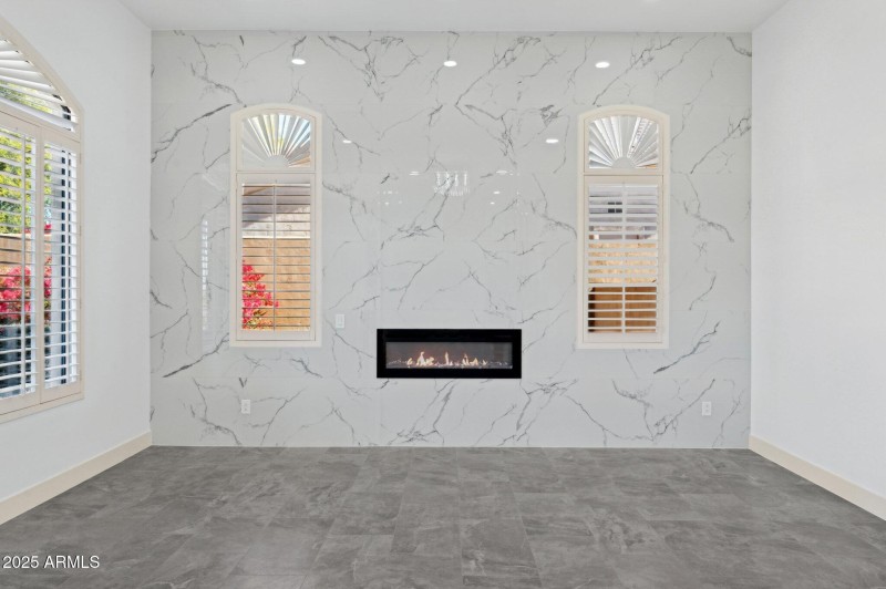 33-web-or-mls-22423-n-54th-pl