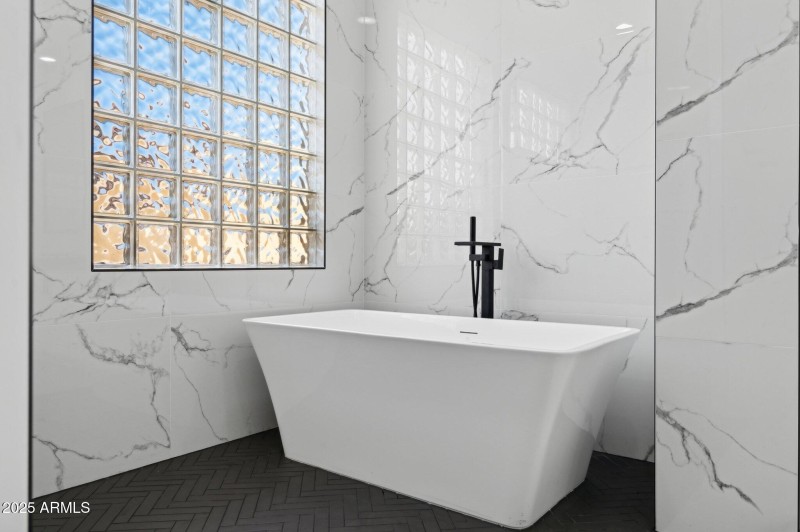 40-web-or-mls-22423-n-54th-pl