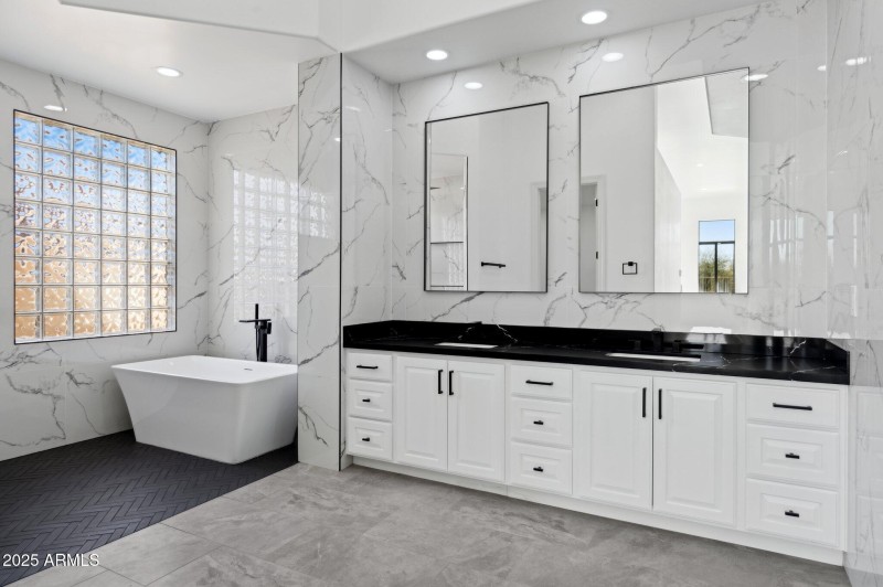 38-web-or-mls-22423-n-54th-pl