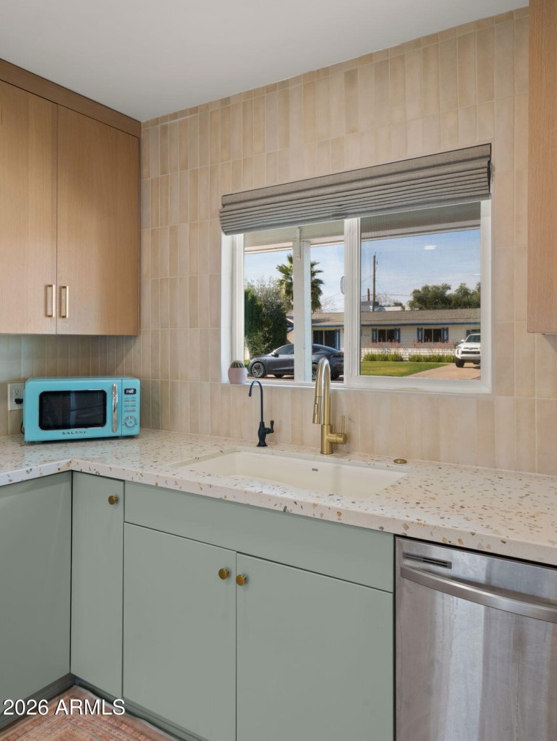 13-web-or-mls-Kitchen1