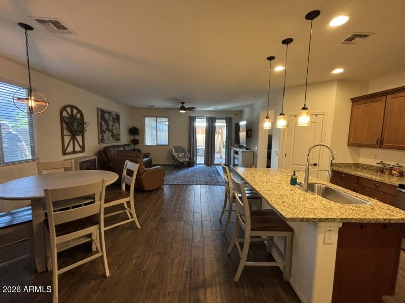 79B8AAE0-0EED-4726-9E51-F8E97BC0EAF2_1_1