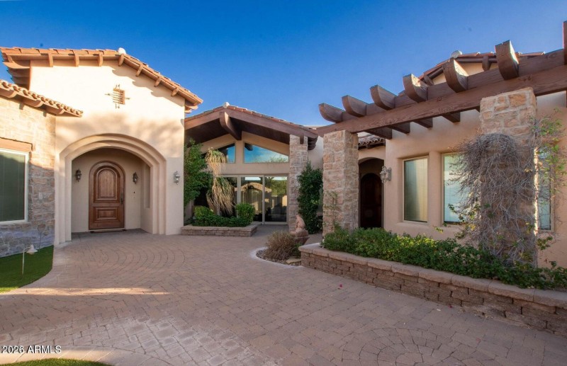 ENTRANCE TO HOME/CASISTA ON RIGHT