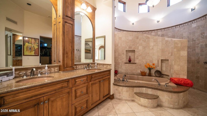 DUAL SINKS AND JETTED TUB