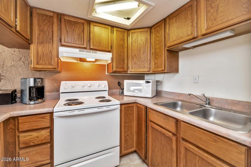 760 W Wickenburg Way-large-024-056-TOD73