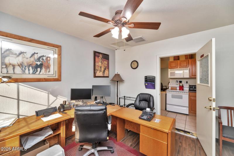 760 W Wickenburg Way-large-034-018-TOD73