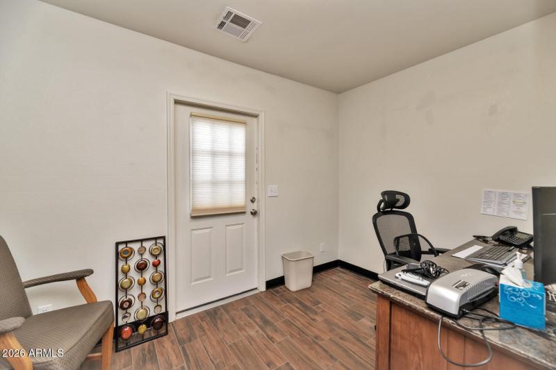 760 W Wickenburg Way-large-037-043-TOD73