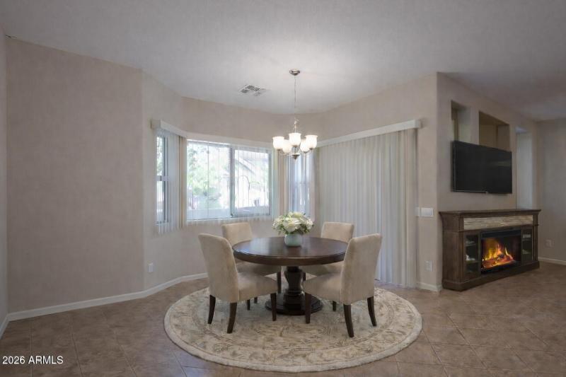 VIRTUALLY STAGED DINING ROOM
