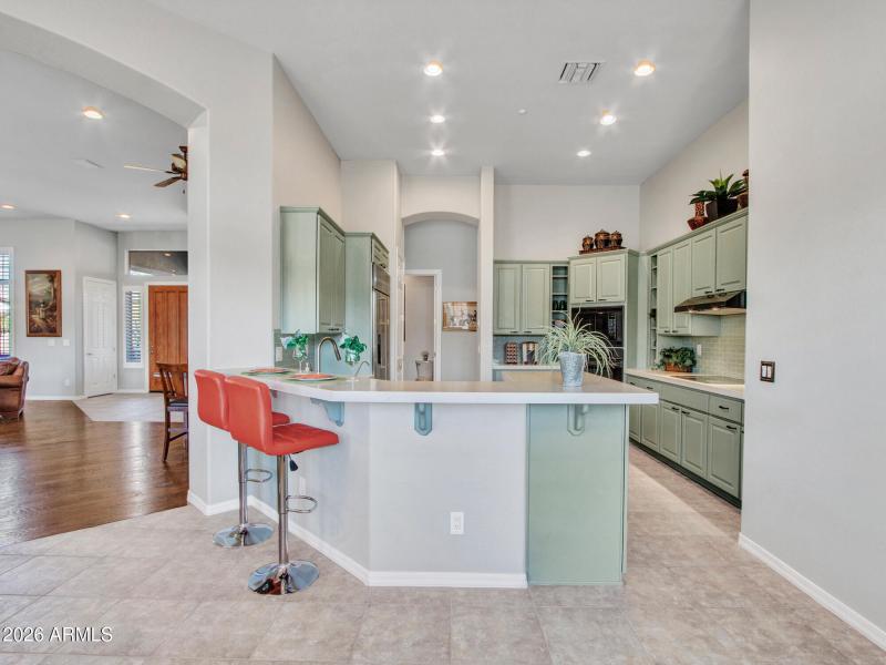 03-Kitchen-and-Wet-bar-(4)