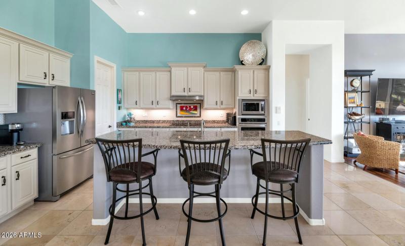 Center Island & Kitchen