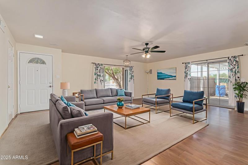 2300 E CONCORDA Dr - Living Room