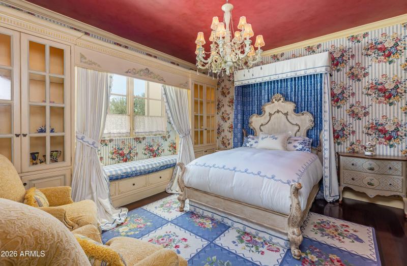 Guest Bedroom w/ En Suite