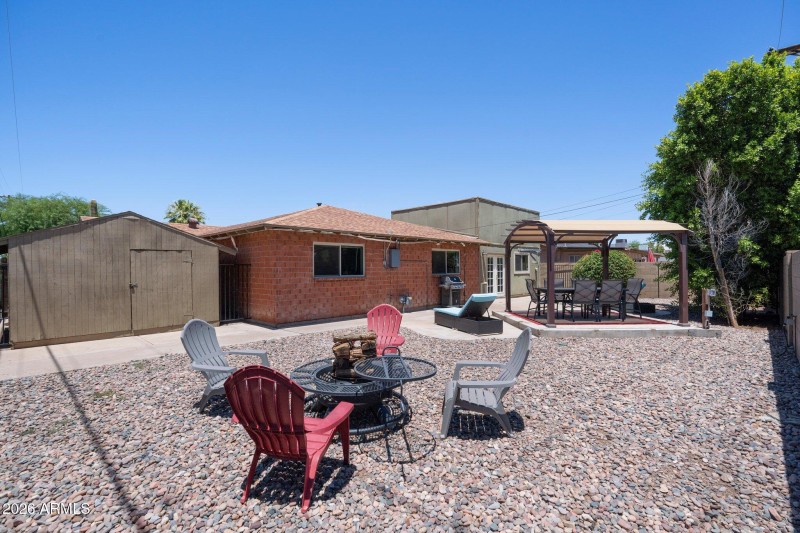 Backyard furnished 2