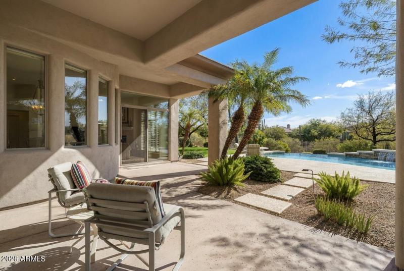 Outdoor entertaining patio