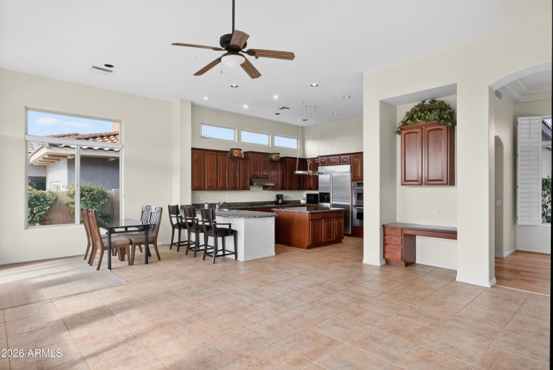 009_11157 E Greenway Rd