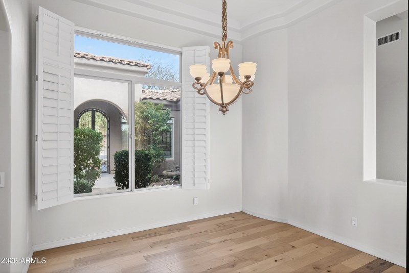 005_11157 E Greenway Rd