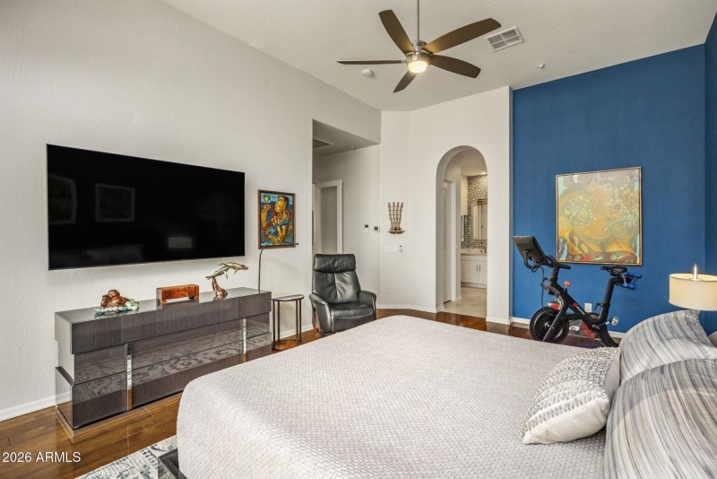 020_Primary Bedroom to Bath