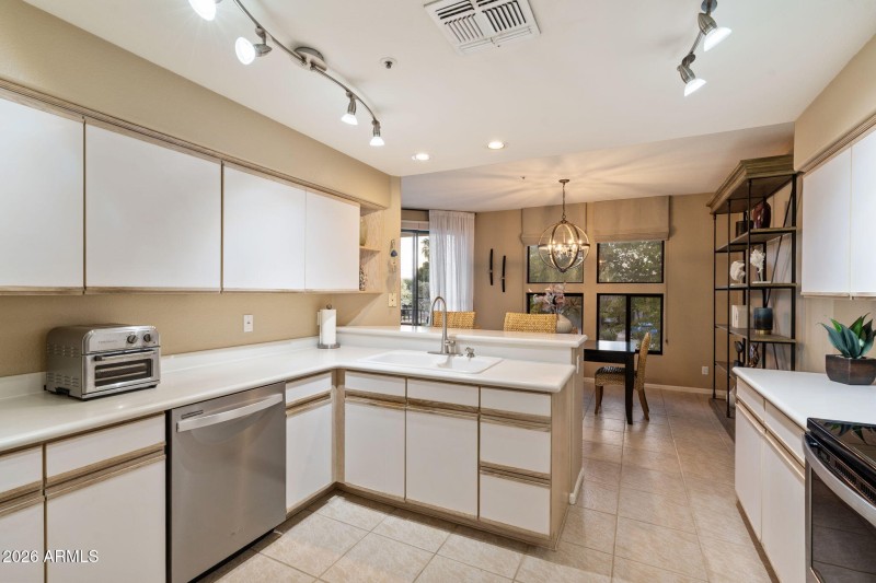 Kitchen, stainless appliances