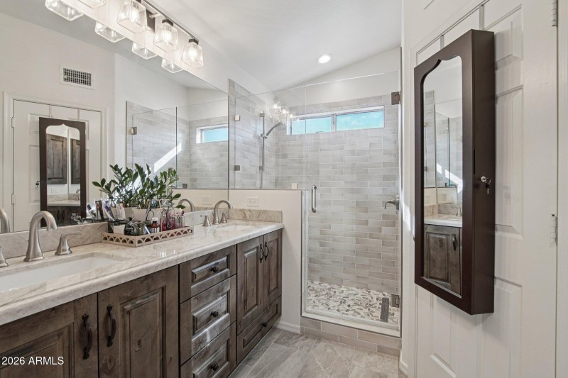 18-web-or-mls-E Coolbrook Ave-S0902-018