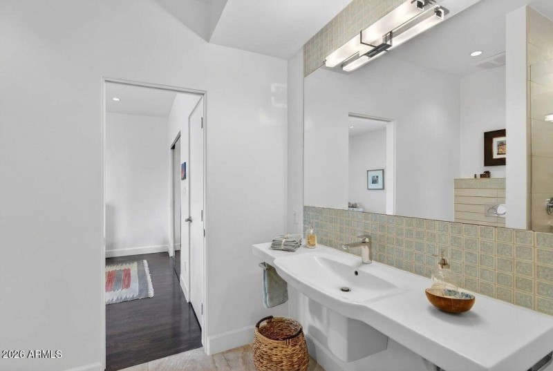 Bathroom 2 - Jack & Jill