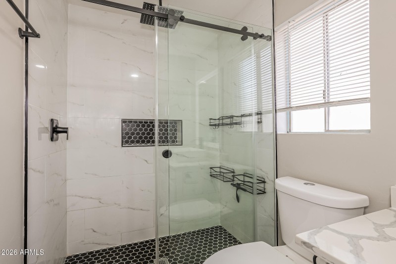 011-photo-main-bathroom-15129189