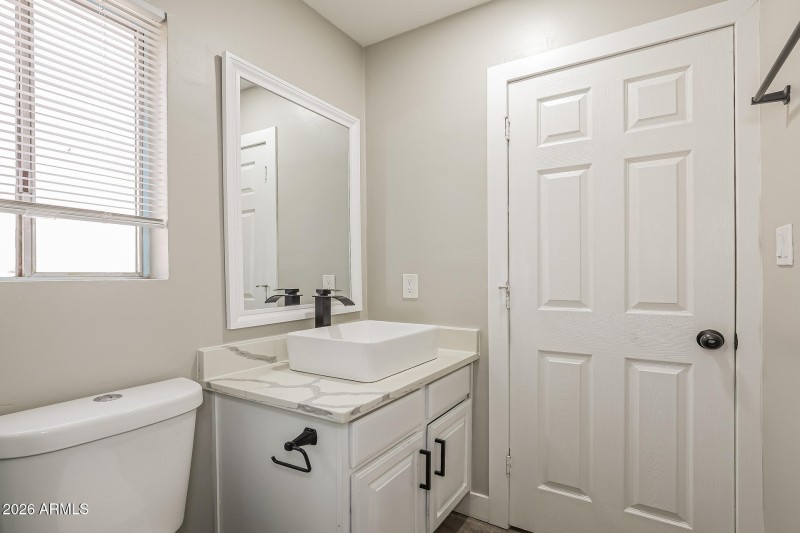 012-photo-main-bathroom-15127473