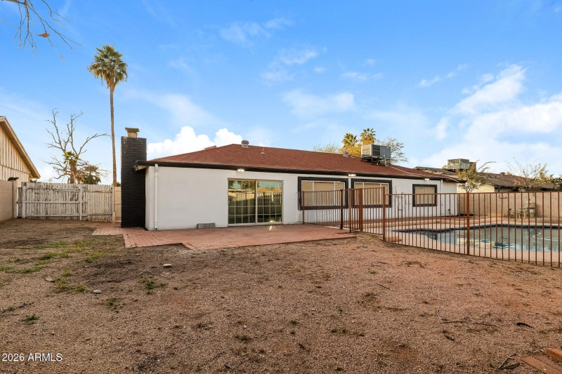 019-photo-rear-view-15127478