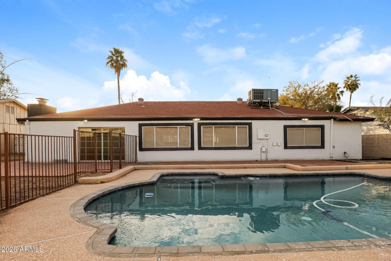 020-photo-rear-view-15127480