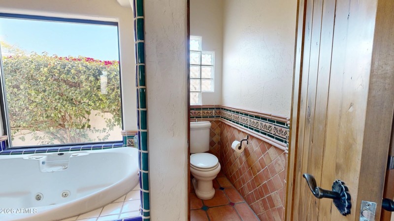 Thrown-Room-in-Master-Bath