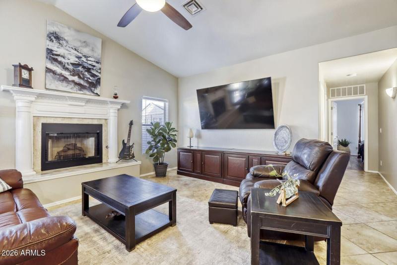 2360 N Yale - Web Quality - 007 - 07 Liv