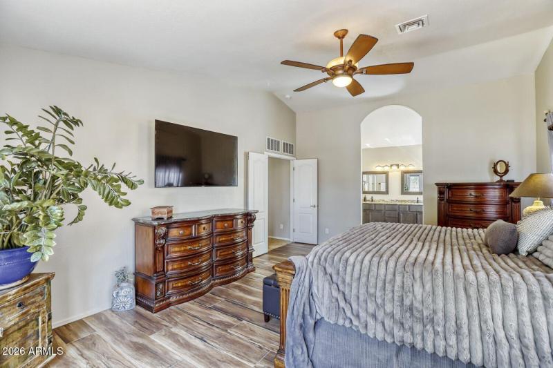 2360 N Yale - Web Quality - 021 - 21 Bed