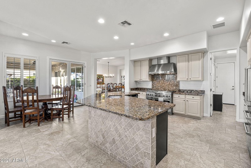 Large Kitchen w/ Pantry