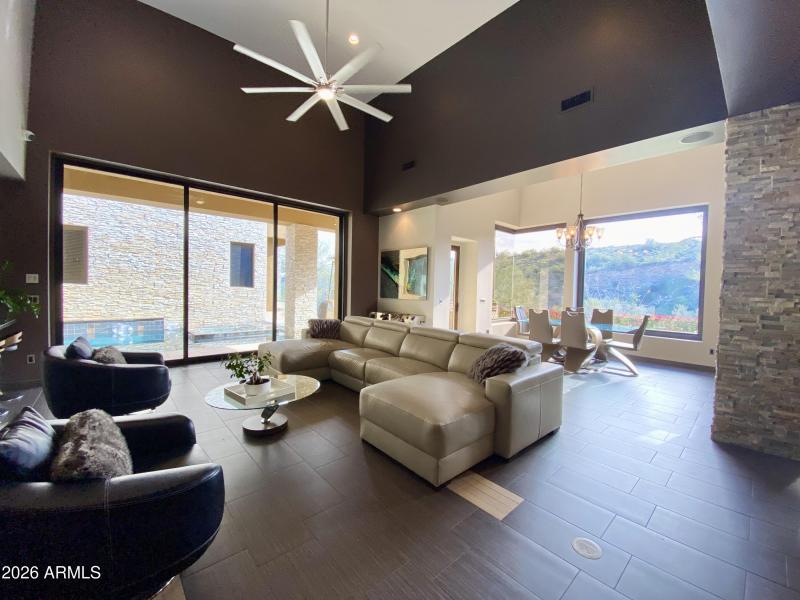 RETRACTABLE GLASS WALL & 18' CEILING