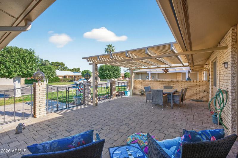 Paver Front Courtyard w/pergola