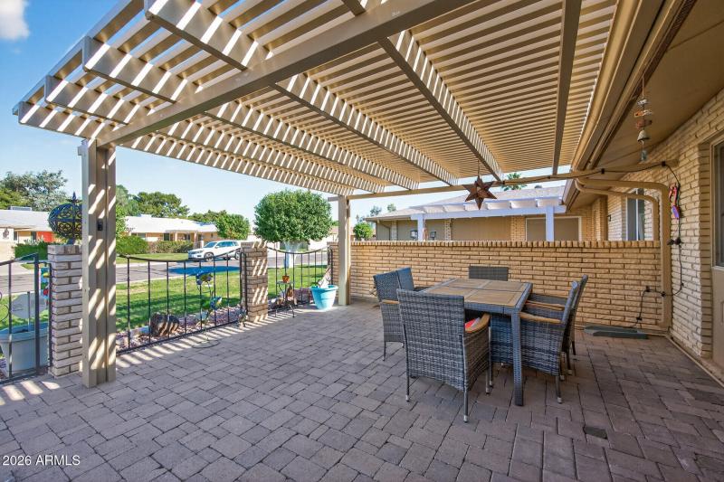 Front Courtyard w/pergola