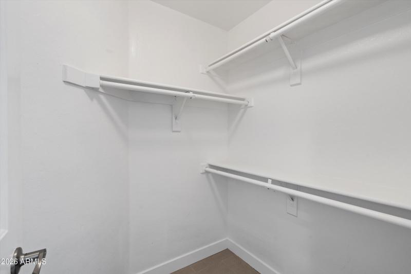 23-Walk-in Closet