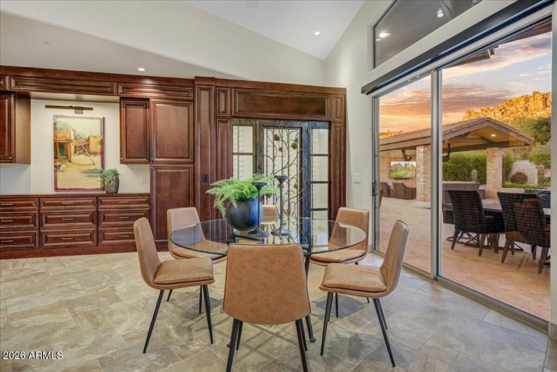 24-Casual Dining & Wine Closet