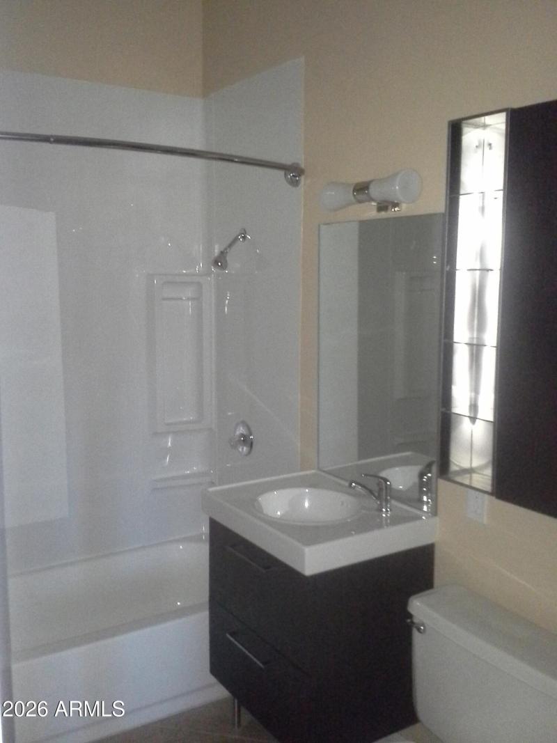 5th & Farmer bath room pic