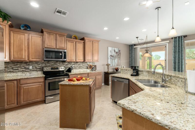 Kitchen W/ Movable Island