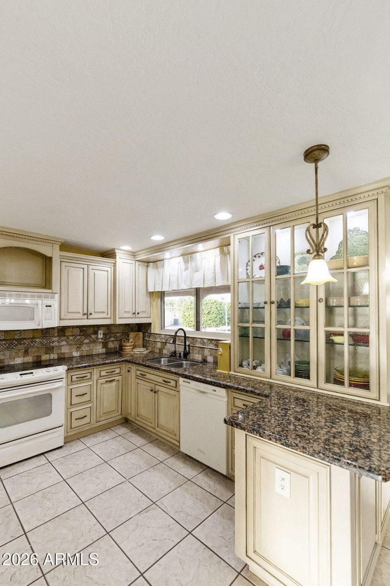 Kitchen – Counter & Storage