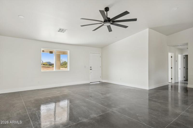 5-web-or-mls-46210-n-36th-ave